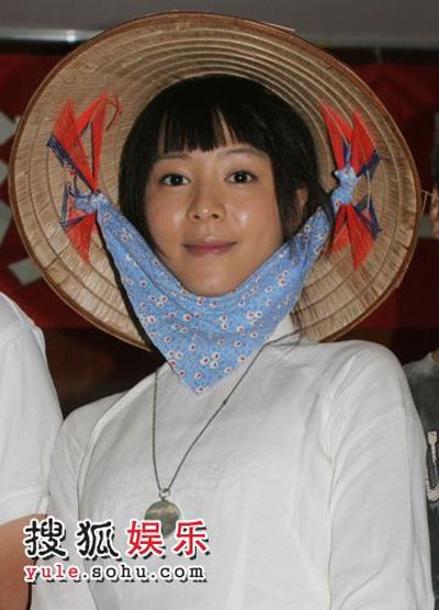 Trương Tịnh Sơ với nón lá và áo dài Việt Nam.